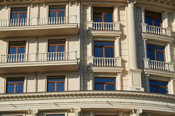 Yeni binanın ön cephesi arka plan, eski tarz dış görünüş olarak