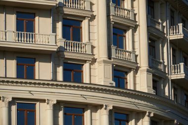 Yeni binanın ön cephesi arka plan, eski tarz dış görünüş olarak