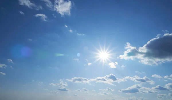 Cielo Sol Nubes Como Fondo Durante Día Brillante Hermoso — Foto de Stock