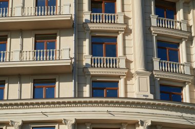 Yeni binanın ön cephesi arka plan, eski tarz dış görünüş olarak