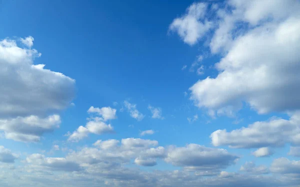 天空和云彩作为白天的背景 明亮而美丽 — 图库照片