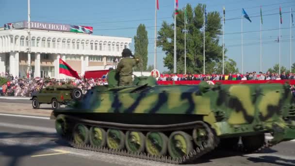 蒂拉斯波尔 德涅斯特河左岸 2020年9月2日 纪念独立30周年的阅兵式 命令街上的士兵 军事装备 枪支和其他武器 — 图库视频影像