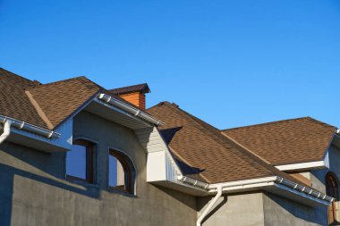 Yeni çatı ve ev yapım aşamasında