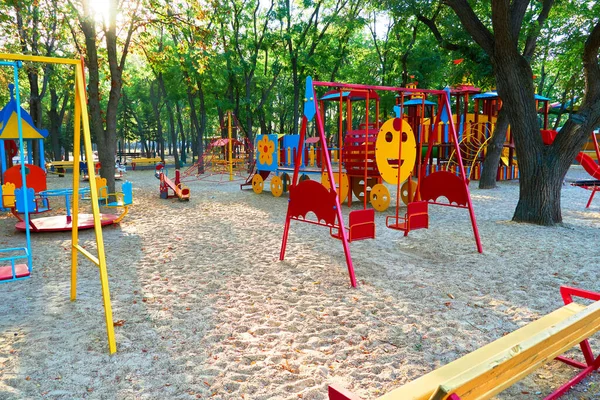 Kinderspeelplaats Een Stadspark Vroeg Ochtend Diverse Schommels Carrousels — Stockfoto
