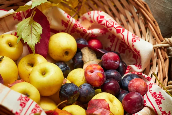 Herbst Stillleben Rustikalen Stil Als Hintergrund Blätter Gemüse Und Obst — Stockfoto