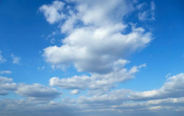 Langit Dan Awan Sebagai Latar Belakang Pada Siang Hari Cerah — Stok Foto