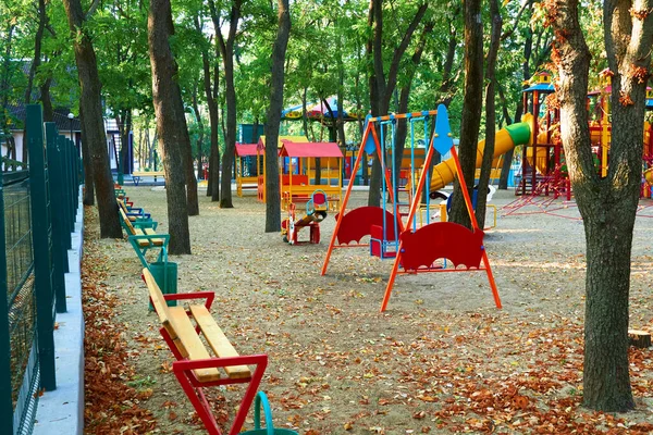 Parque Infantil Una Ciudad Parque Temprano Mañana Varios Columpios Carruseles —  Fotos de Stock