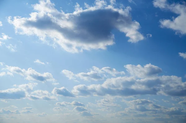 Langit Dan Awan Sebagai Latar Belakang Pada Siang Hari Cerah — Stok Foto