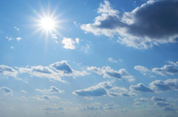 Ουρανός Ήλιος Και Σύννεφα Φόντο Κατά Διάρκεια Της Ημέρας Φωτεινά — Φωτογραφία Αρχείου