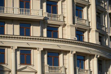 Yeni binanın ön cephesi arka plan, eski tarz dış görünüş olarak