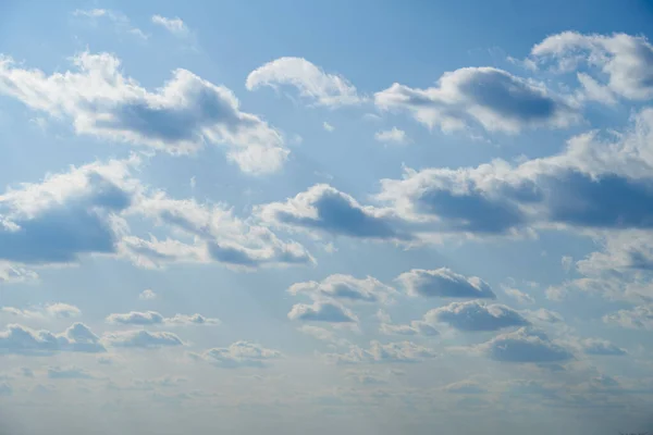 Langit Dan Awan Sebagai Latar Belakang Pada Siang Hari Cerah — Stok Foto