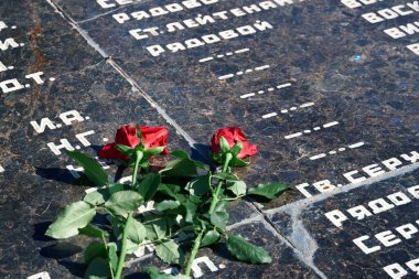 Tiraspol, Transnistria - 2 Eylül 2020: Bağımsızlığın 30. yıldönümü, şehit askerlerin anısına çiçekler, farklı isimlere sahip Rusça metin