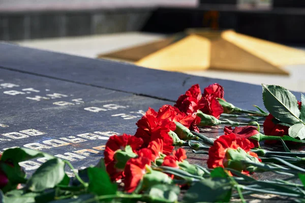 ティラスポル トランスニストリア 2020年9月2日 独立30周年 倒れた兵士への追悼の花 異なる名前のロシア語のテキスト — ストック写真