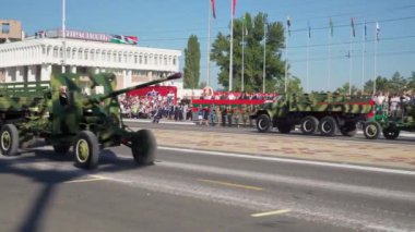 Tiraspol, Transnistria - 2 Eylül 2020: Bağımsızlığın 30. yıldönümüne adanmış askeri geçit töreni, asker, askeri teçhizat, tank, silah ve diğer silahları sokaklara dağıttı