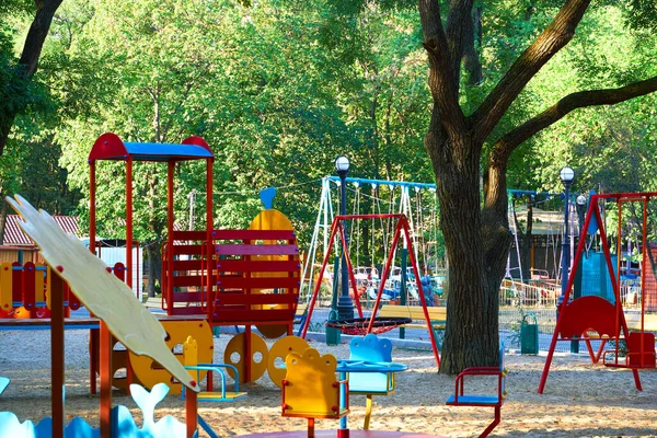 아이들의 놀이터인 공원에는 동요와 탈곡기가 — 스톡 사진
