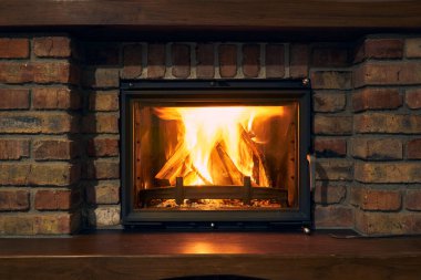 şömine ve yakın görüntüyü nesne ya da arkaplan olarak ateşle, tuğla duvar