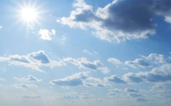 Cielo Sol Nubes Como Fondo Durante Día Brillante Hermoso — Foto de Stock