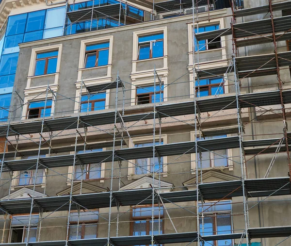 Arkaplan olarak iskele ve yeni bina