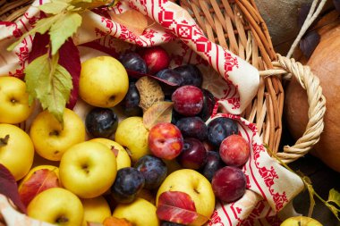 Arka plan olarak kırsal bir yaşam sürmeye devam ediyor. Yapraklar, sebzeler, meyveler, fındıklar ve diğer doğal besin maddeleri ahşap tahtalarda.