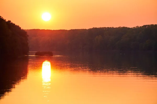 Barevná Podzimní Lesní Krajina Při Západu Slunce Stromy Blízko Řeky — Stock fotografie