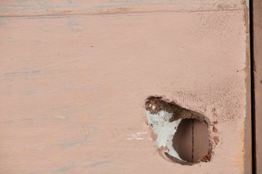 Açık kırmızı kahverengiye boyanmış doğal ahşap arka plan, eski tahta, yıpranmış ve çizilmiş, son derece detaylı fotoğraf.