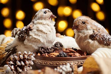 Kırsal tarzda noel dekorasyonu ve tatil ışıkları arka planı, karanlık arka planda hayat, doldurulmuş bir kuş ve diğer şeyler.