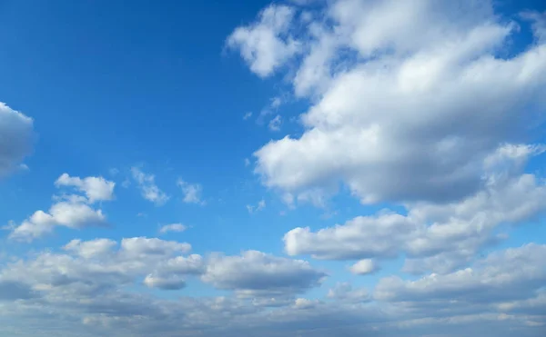 Langit Dan Awan Sebagai Latar Belakang Pada Siang Hari Cerah — Stok Foto