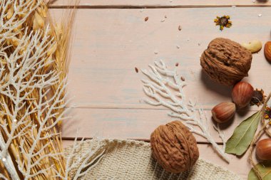 Köy tarzında ve tatil geçmişinde noel süsü, ahşap arka planda hayat, ekmek, fındık ve diğer şeyler.