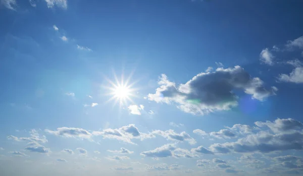 Lucht Zon Wolken Als Achtergrond Gedurende Dag Helder Mooi — Stockfoto