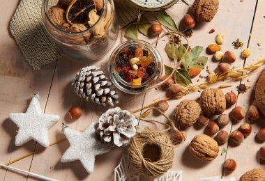 Köy tarzında ve tatil geçmişinde noel süsü, ahşap arka planda hayat, ekmek, fındık ve diğer şeyler.