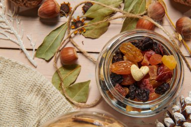 Köy tarzında ve tatil geçmişinde noel süsü, ahşap arka planda hayat, ekmek, fındık ve diğer şeyler.