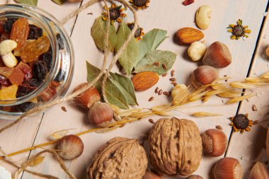 Köy tarzında ve tatil geçmişinde noel süsü, ahşap arka planda hayat, ekmek, fındık ve diğer şeyler.