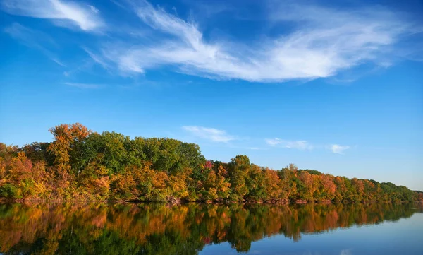 Leuchtend Bunte Herbstliche Waldlandschaft Bäume Fluss Und Blauer Himmel — Stockfoto