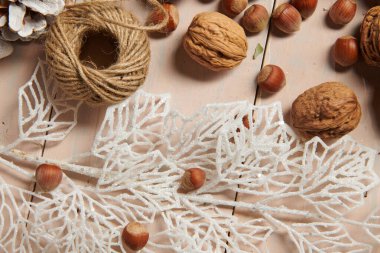 Köy tarzında ve tatil geçmişinde noel süsü, ahşap arka planda hayat, ekmek, fındık ve diğer şeyler.