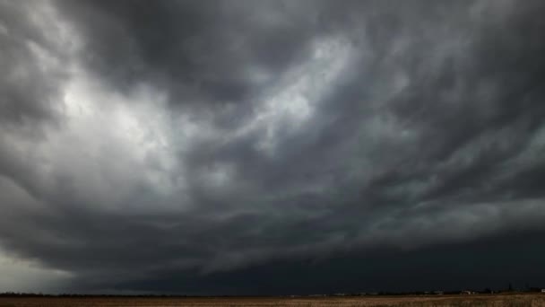 雨が降る前の暗い嵐の空 — ストック動画