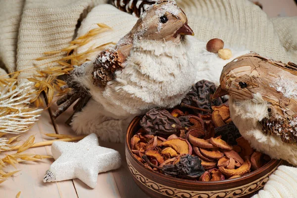 素朴なスタイルと休日の背景でクリスマスの装飾 木製の背景にまだ生活 ぬいぐるみ鳥や他の人 — ストック写真