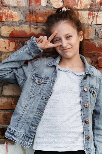 Porträtt Vacker Tonåring Som Poserar Mot Tegelvägg Visa Seger Gest — Stockfoto