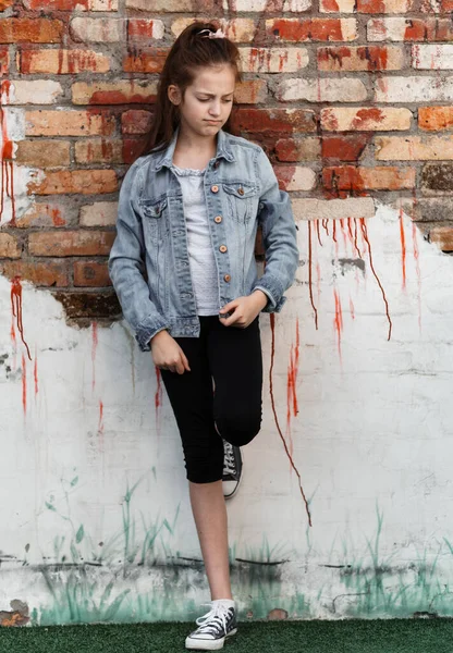 Porträtt Vacker Tonåring Som Poserar Mot Tegelvägg — Stockfoto
