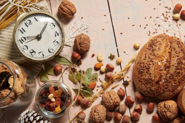 Köy tarzında ve tatil geçmişinde noel süsü, ahşap arka planda hayat, ekmek, fındık ve diğer şeyler.