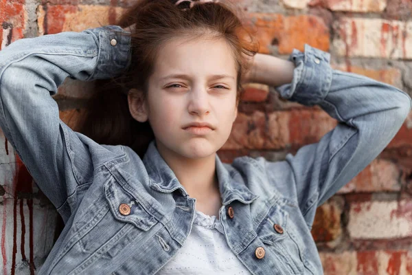 Retrato Uma Bela Adolescente Posando Contra Uma Parede Tijolo — Fotografia de Stock