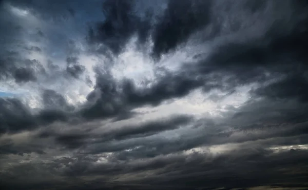 Bellissimo Cielo Buio Drammatico Con Nuvole Tempestose — Foto Stock