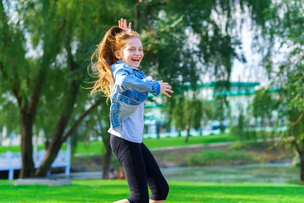 Chica Corre Través Parque Ciudad Día Verano Brillante —  Fotos de Stock