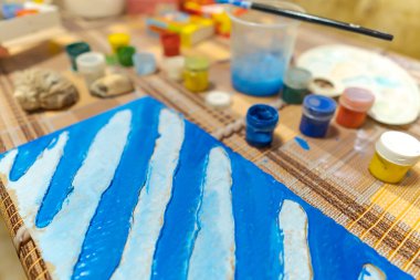 karton üzerine çizim yapmak için bir masa ve çalışma alanı, mavi gouache boyalı sanat eserleri, soyut arkaplan