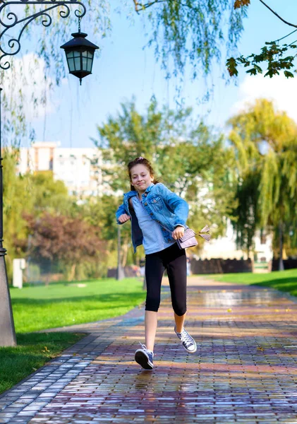 Mädchen Rennt Durch Besprengtes Wasser Einem Stadtpark Strahlender Sommertag — Stockfoto