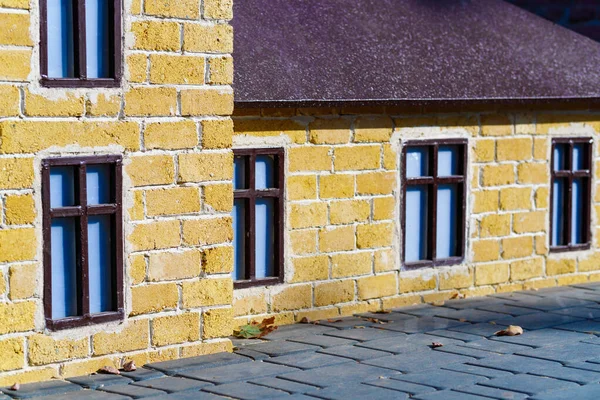 Hintergrund Aus Miniaturhäusern Stadtpark Gelbe Backsteinmauer Und Fenster — Stockfoto