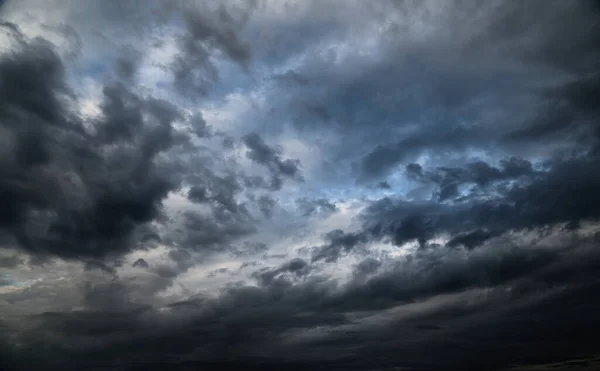嵐の雲と美しい暗い劇的な空 — ストック写真