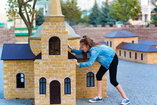 Flicka Spelar Stadspark Med Miniatyr Hus — Stockfoto