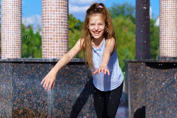 Menina Brincando Com Quedas Água Gotas Gazebo Parque Cidade Dia — Fotografia de Stock
