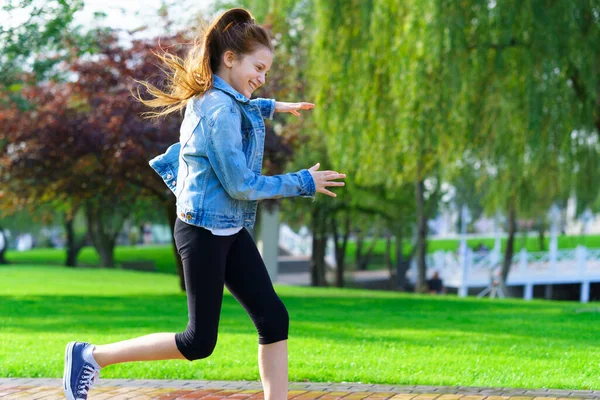 Dziewczyna Biegnie Przez Park Miejski Jasny Letni Dzień — Zdjęcie stockowe
