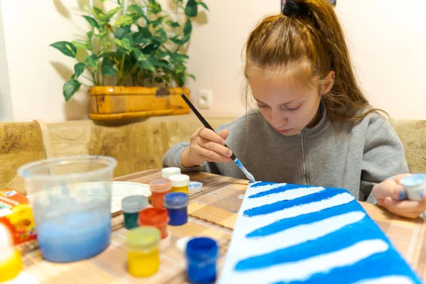 Het Meisje Tekent Blauw Gouache Karton Maakt Een Abstracte Achtergrond — Stockfoto